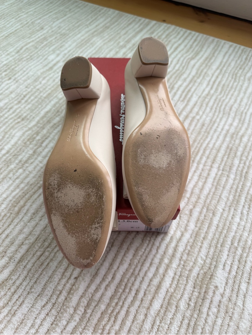 Salvatore Ferragamo Vara Bow Pumps in Light Pink / Beige Scalloped Size 9.5 - Picture 2 of 4